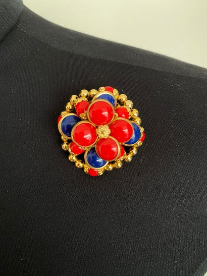 null Gold plated metal flower brooch with red and blue resin cabochons - unsigned...