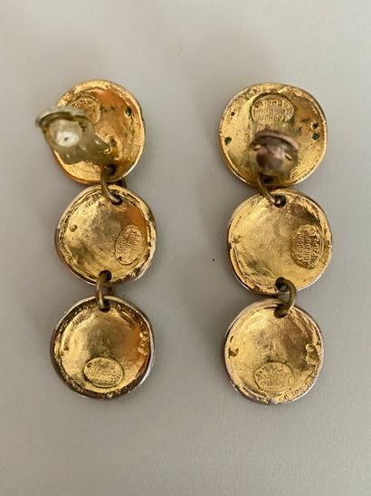 null EDOUARD RAMBAUD Paris Pair of ear clips in hammered gold metal - signed Ht ...