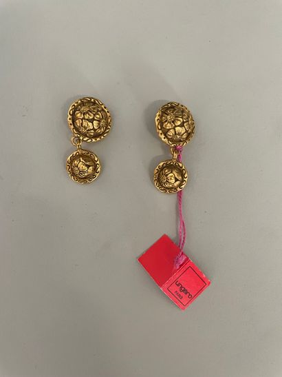 null UNGARO Paris Paire de clips d'oreilles fleurs en métal doré - signée et étiquette...