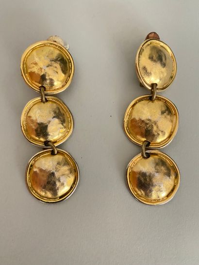 null EDOUARD RAMBAUD Paris Pair of ear clips in hammered gold metal - signed Ht ...