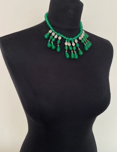 null Attributed to DIOR by GRIPOIX Necklace draped with emerald glass pearls and...