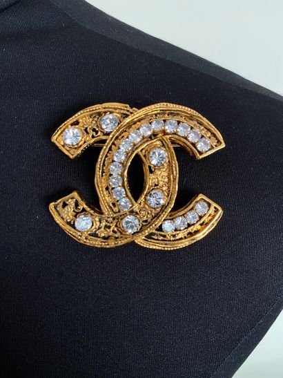 null CHANEL Made in France Broche Double C en métal doré et strass translucides Swarovski...