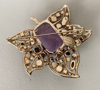 null PHILIPPE FERRANDIS Paris maple leaf brooch in gilt metal decorated with an amethyst...