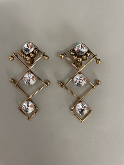 null Pair of geometric ear clips in gold metal and rhinestones - unsigned 

Ht 8...