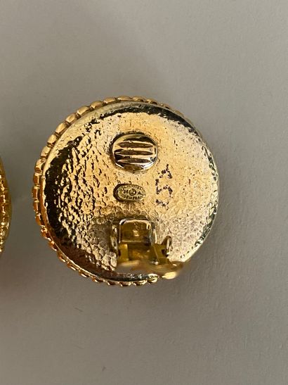 null CHANEL Made in France 1996 Pair of ear clips in gold-plated metal decorated...