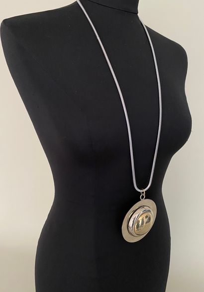 null PIERRE CARDIN Long tubogas necklace holding a circular nickel-plated metal Pendenitf...