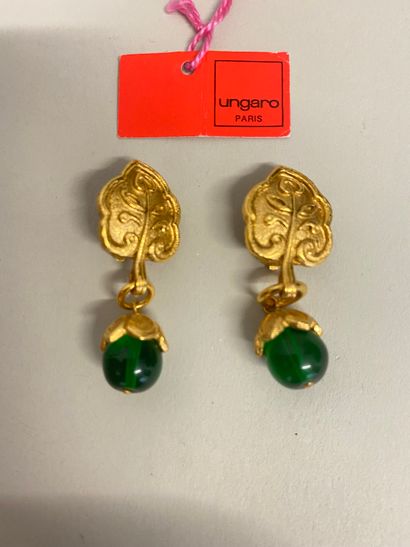 null UNGARO Paris Pair of leaf ear clips in gilded metal and emerald glass bead -...
