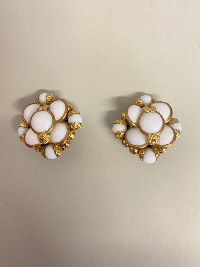 null Pair of ear clips in gold metal and white resin cabochons.unsigned Diameter...