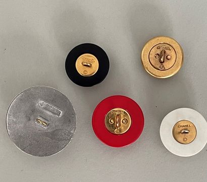 null CHANEL Lot of 5 buttons of different models with the logo of the brand diameter...