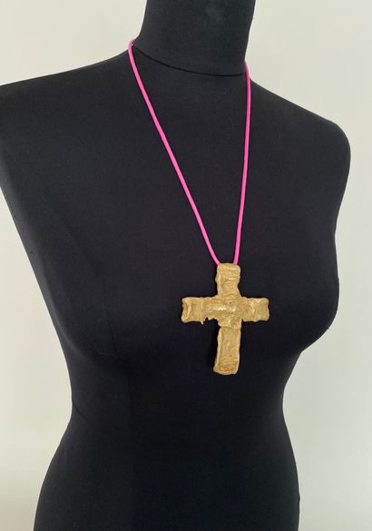 null CHRISTIAN LACROIX Haute Couture par CHRISTIANE BILLET Pendentif croix en bronze...
