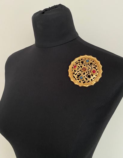 null YVES SAINT LAURENT par ROBERT GOOSSENS Pendentif broche circulaire en métal...