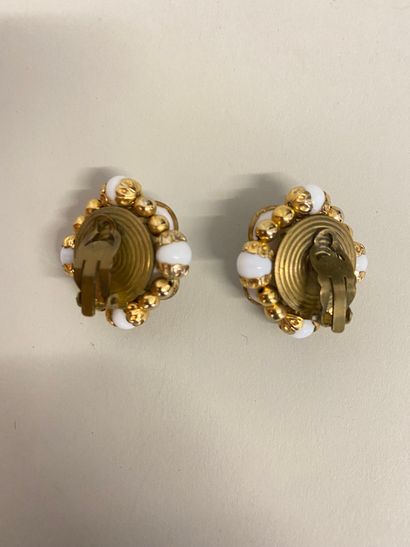 null Pair of ear clips in gold metal and white resin cabochons.unsigned Diameter...