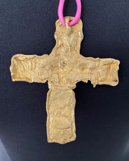 null CHRISTIAN LACROIX Haute Couture par CHRISTIANE BILLET Pendentif croix en bronze...