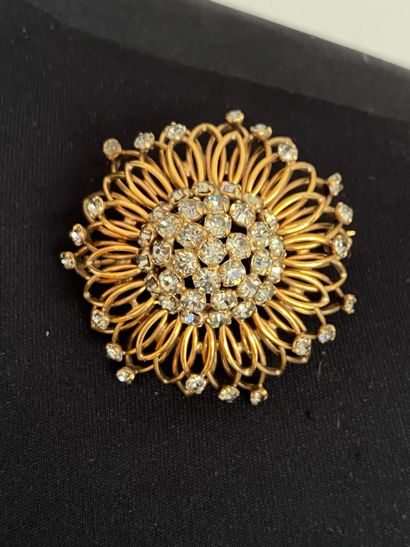 null Sunflower brooch in gold metal and rhinestones - unsigned Diameter 5cm