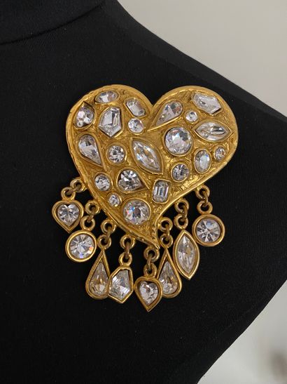  YVES SAINT LAURENT By Robert GOOSSENS Heart brooch in gold metal and Swarovsky crystals...
