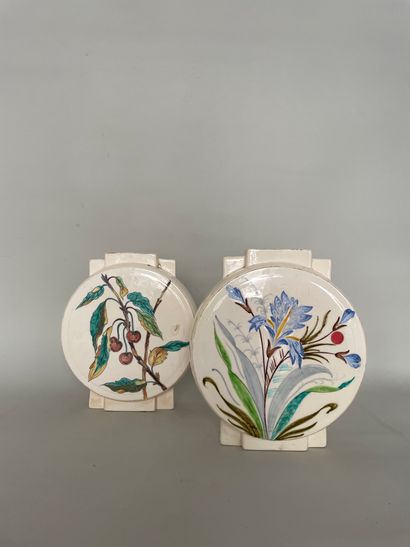 null R.LALLEMANT Paire de vases circulaires à panse plate en faience ivoire et décor...