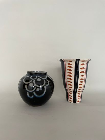 null Black enamelled terracotta ball vase with white petals - mark under the base...