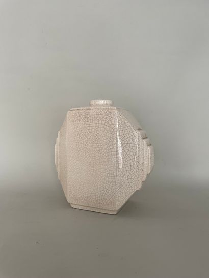 null Beige cracked earthenware vase with cut sides and steps 

25x24cm