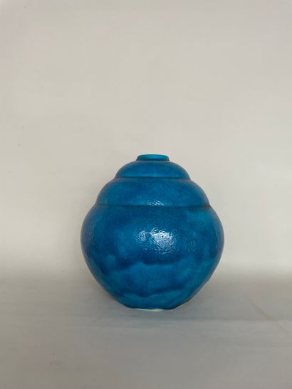 null Vase boule à doucines en faience craquelée turquoise nuagée

Ht 27cm