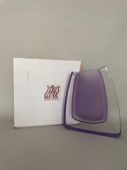 null CEC LEPAGE Modernist vase in purple lucite signed and dated 2001 

23x23,5c...