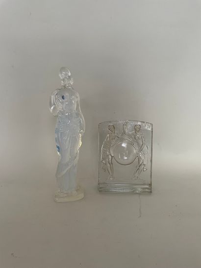 null Naiad with a garland of flowers subject in opalescent glass 

SABINO France...
