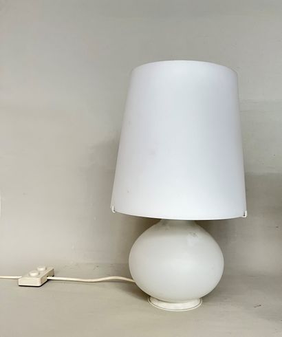 null MAX INGRAND (1908-1969) Table lamp model 1853 in opaline glass on a white lacquered...