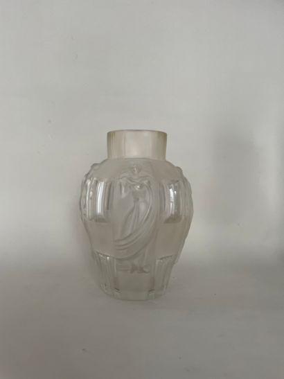 null Vase en cristal moulé translucide et opalescent à cannelures et larges cotes...