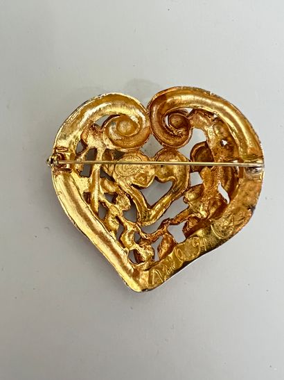 null CHRISTIAN LACROIX Made in France Broche coeur en métal doré martelé et strass...