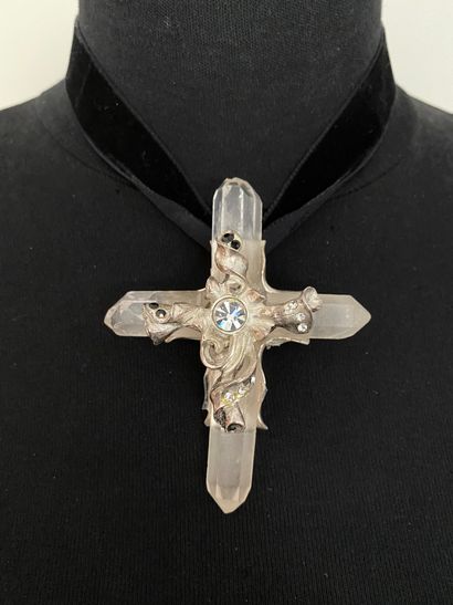 null 
CHRISTIAN LACROIX Pendentif croix en cristal de roche métal patiné argent et...