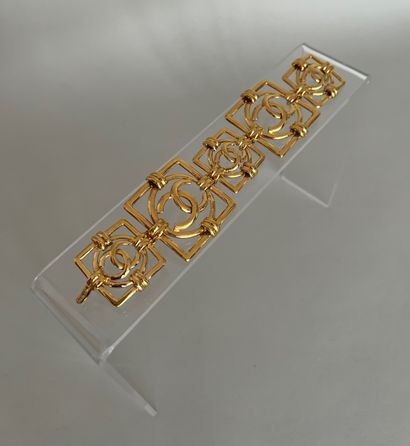 null 
CHANEL par KARL LAGERFELD Bracelet en métal doré à motifs carrés ajourés au...