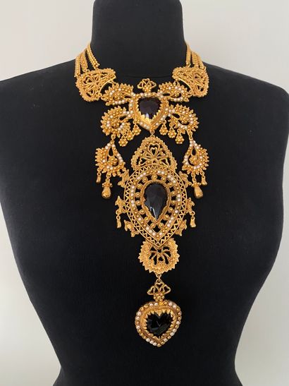 null 
CHRISTIAN LACROIX Collier plastron à motifs en métal doré ajouré et filigrané...