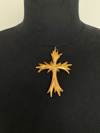 null 
CHRISTIAN LACROIX Made in France été 1994 Pendentif croix branchée en métal...