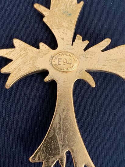 null 
CHRISTIAN LACROIX Made in France été 1994 Pendentif croix branchée en métal...