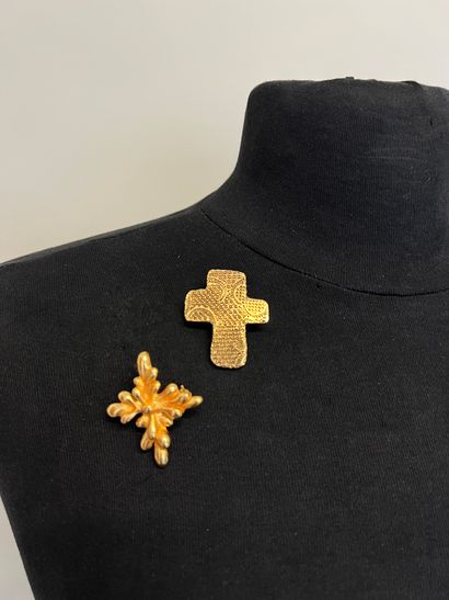 null CHRISTIAN LACROIX Made in France Deux broches croix en métal doré - signées

Ht...