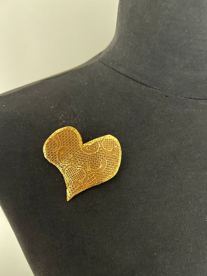 null CHRISTIAN LACROIX Made in France Broche coeur dentelle en métal doré -signée...