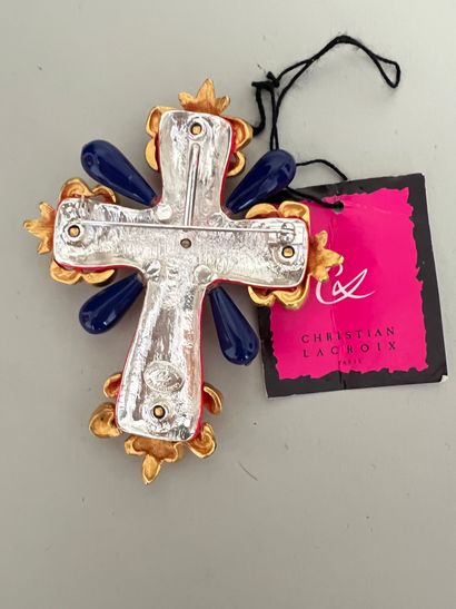 null 
CHRISTIAN LACROIX Pendentif broche croix au sigle de la marque à agrafes baroques...