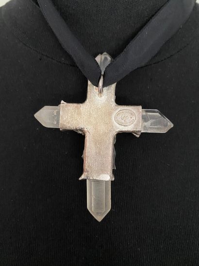 null 
CHRISTIAN LACROIX Pendentif croix en cristal de roche métal patiné argent et...