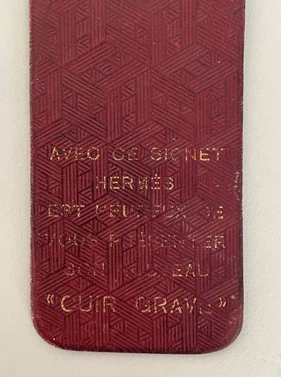 null HERMES Signet en cuir gravé bordeaux et bleu avec ruban

(légère usure à la...