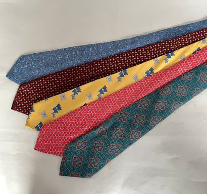null HERMES Paris Lot de 5 cravates en soie imprimée

(bon état)