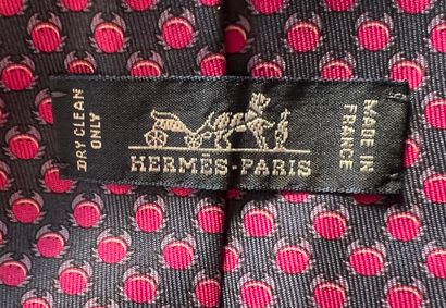 null 
HERMES Paris lot de 3 cravates en soie imprimée

(bon état)
