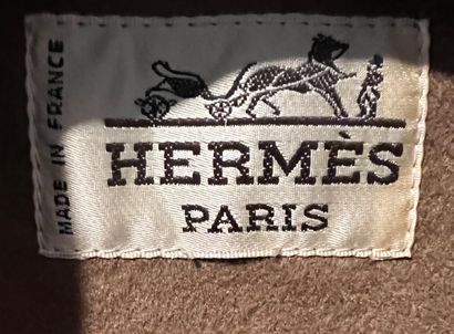 null HERMES Paris Veste longue de femme en cachemire camel à poches plaquées et boutonnage...