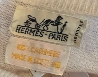 null HERMES Paris Ivory cashmere sweater with turtleneck, short sleeves 

Size M...