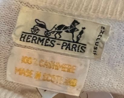 null HERMES Paris Pull en cachemire ivoire à écusson col roulé manches courtes 

Taille...