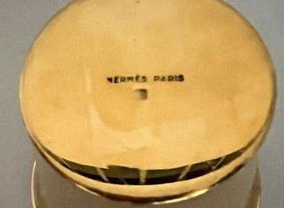 null HERMES Paris Gobelet en métal doré uni et monture étrier en bronze doré à côtes...