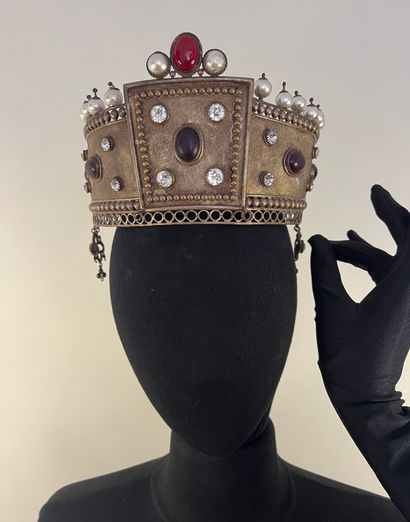 null Medieval inspired crown in patinated metal with red resin cabochons, pearly...