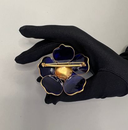 null GRIPOIX in the taste of CHANEL Made in France Camellia brooch in gilded metal...