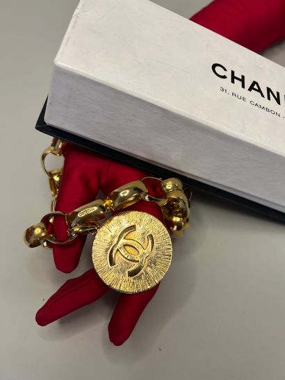 null CHANEL Gold-plated metal belt with large plain olive mesh and charm with the...