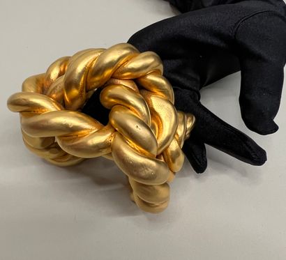 null CHANEL by VICTOIRE DE CASTELLANE Corded cuff in gold resin circa 1980 - unsigned...