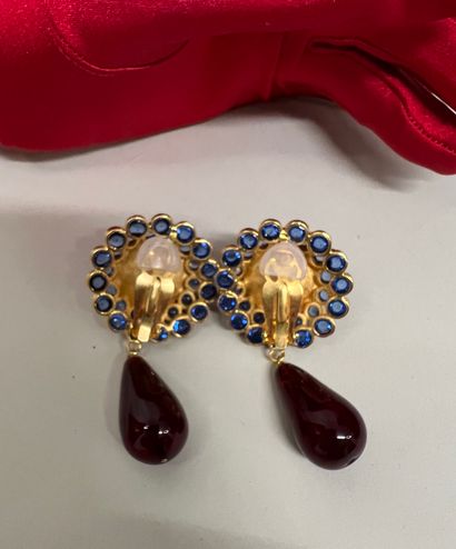 null GRIPOIX in the taste of CHANEL Pair of gilded metal flower ear clips with marine...