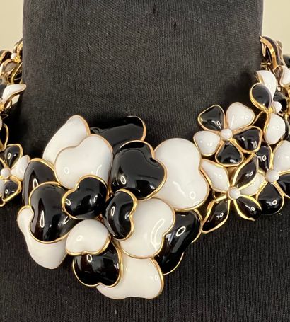 null GRIPOIX In the taste of CHANEL Necklace with gilded metal collar and white and...